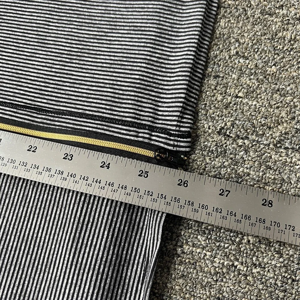 Lululemon Vinyasa Scarf Womens One Size Black Gray Tonka Stripes 28x26‎ Zipper
